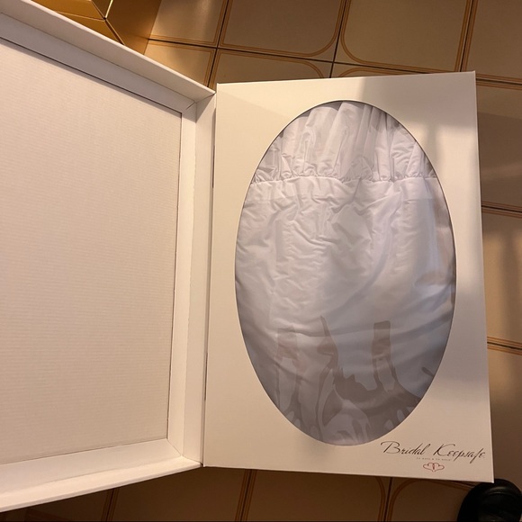 Wedding dress size SMALL. / Size 4. Brand, Mikalla. - Picture 7 of 7